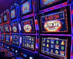yyjdb Poker ကတ်ဂိမ်း – ကတ်ပြားများနှင့် ဂိမ်းကစားနေသောမြင်ကွင်း